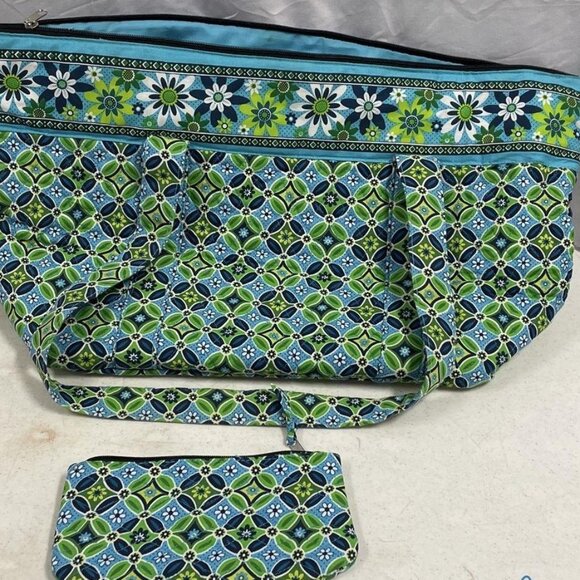 EUC Vera Bradley Overnighter bag in Daisy Daisy pattern with pouch - Picture 2 of 7